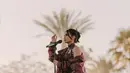 Niki Zefanya berhasil debut tampil di Coachella 2022, mengenakan outfit serba merah keunguan. Outfit yang dikenakan Niki kali ini merupakan rancangan Ashton Michael, halter neck crop top, dengan celana panjang super edgy, dan coat yang senada. Foto: Instagram.