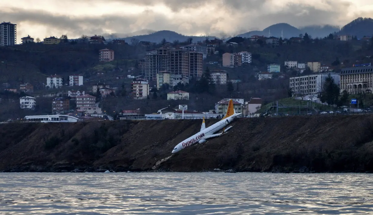 Kondisi pesawat maskapai Pegasus Airlines yang nyaris terperosok ke laut saat mendarat di bandara Trabzon, Turki, Minggu (14/1). Pesawat Boeing 737 berpenumpang 168 orang itu berangkat dari Ankara dan hendak mendarat di Trabzon. (DOGAN NEWS AGENCY/AFP)