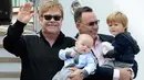 Elton John dan suaminya, David Furnish, miliki dua anak dari rahim ibu pengganti yang sama. (Ranker)