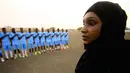 Salma al-Majidi melihat para pemain klub Al-Ahly Al-Gadaref selama sesi pelatihan di kota Gedaref, timur Khartoum (17/2). Salma diakui FIFA sebagai wanita Arab dan Sudan pertama yang melatih tim sepak bola pria Arab. (AFP Photo/Ashraf Shazly)