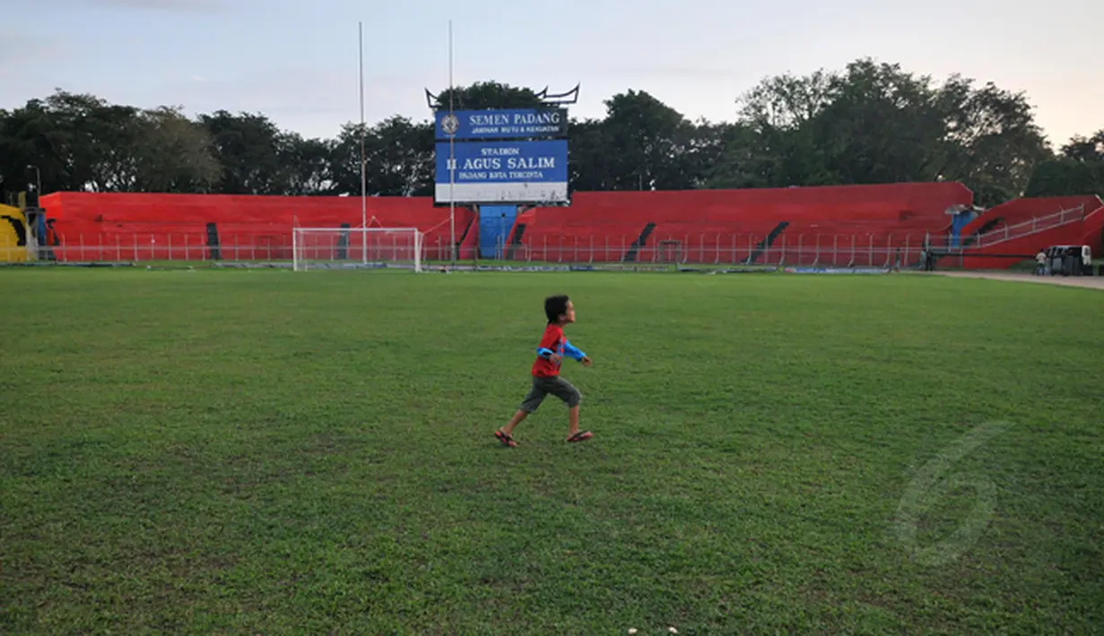 Jelang laga SCM Cup 2015, Stadion H Agus Salim Padang mulai berbenah. Tampak rumput lapangan di Stadion H. Agus Salim Padang terlihat rapi, Jumat (16/1/2015). (Liputan6.com/Johan Tallo)