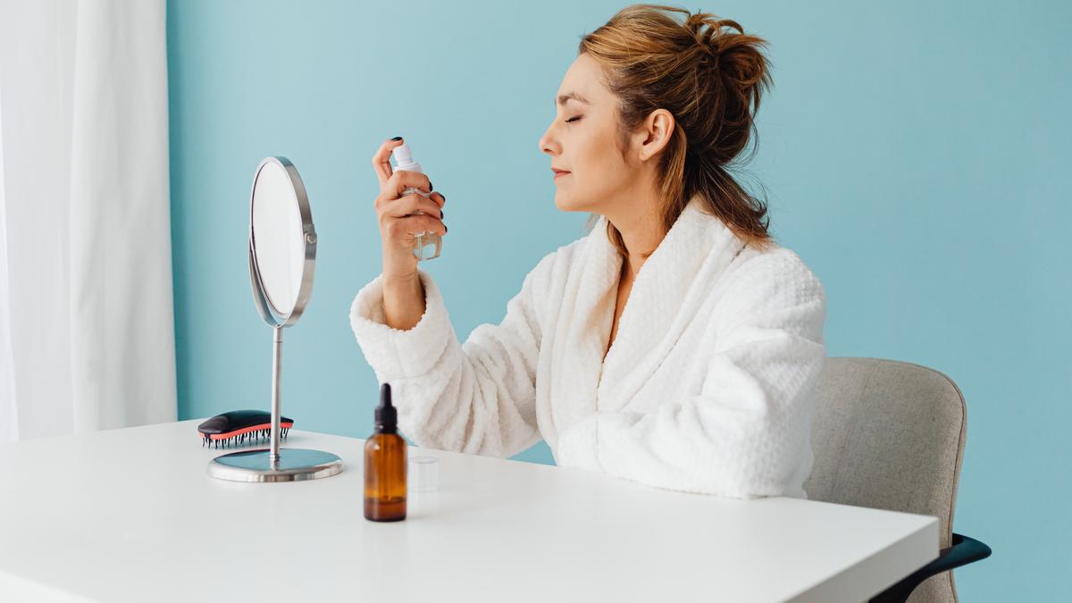 How To 3 Cara Mudah Pakai Face Mist agar Kulit Wajah Tetap Lembap