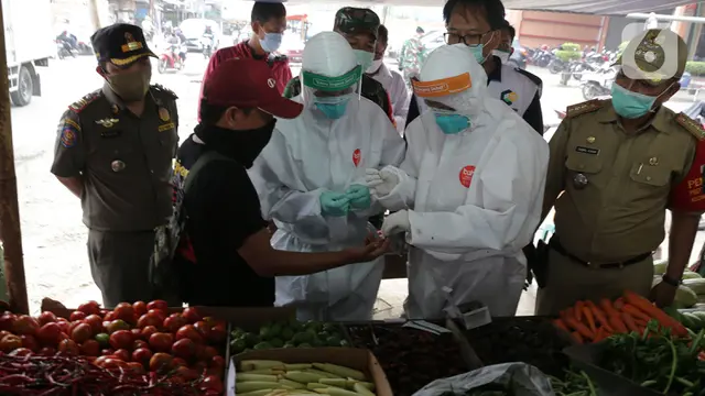 FOTO: Pedagang Pasar Cileungsi Jalani Rapid Test