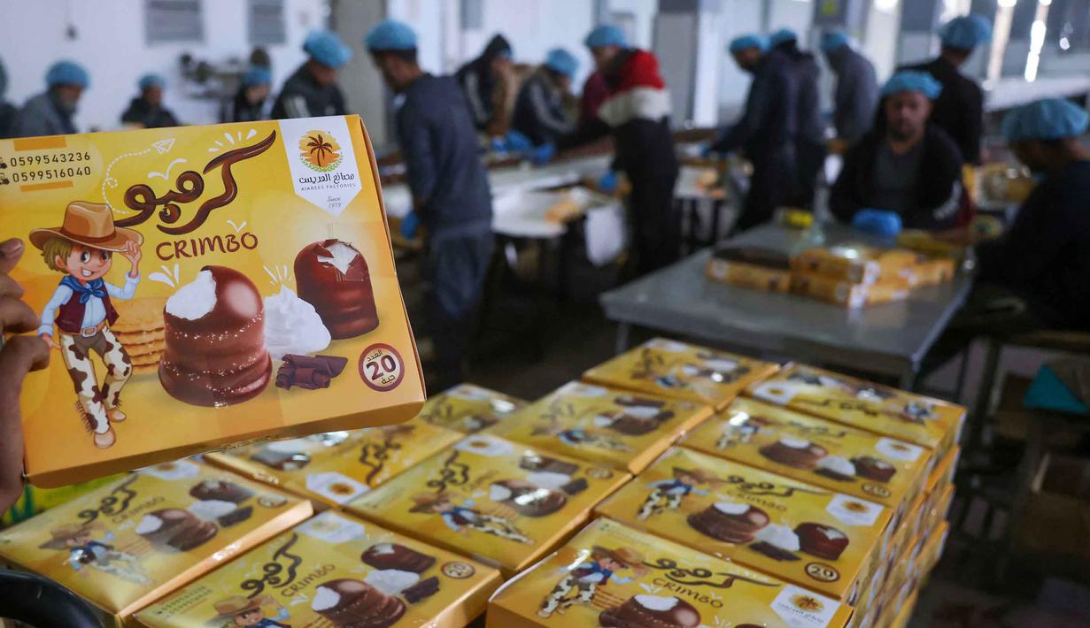 Sekotak permen yang dikenal secara lokal sebagai "al-Shatwi" (kue musim dingin) Crimbo, siap dipasarkan, seiring kembali beroperasinya secara bertahap pabrik Al-Arees setelah terhenti akibat perang di Deir al-Balah, di Jalur Gaza tengah pada Senin 12 Januari 2026. Setelah sempat terhenti akibat serangan militer Israel yang menyasar sejumlah wilayah di Gaza sejak Oktober 2023 lalu, pabrik permen Al-Arees kembali beroperasi secara bertahap. (Bashar Taleb/AFP)