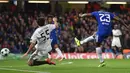 Striker Chelsea, Michy Batshuayi, melepaskan tendangan ke gawang Qarabag pada laga Liga Champions di Stadion Stamford Bridge, London, Selasa (12/9/2017). Chelsea menang 6-0 atas Qarabag. (AFP/Ben Stansall)