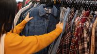 Ilustrasi thrifting, pakaian bekas, pakaian impor. (Image by Freepik)