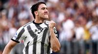 Nama Dusan Vlahovic wajib masuk dalam daftar pemain yang harus diwaspadai bek PSG. Ujung tombak Juventus ini merupakan salah satu striker mematikan yang memiliki kualitas di atas rata-rata. Dari tujuh gol Juventus di Serie A, Vlahovic mencetak empat gol diantaranya. (AFP/Marco Bertorello)