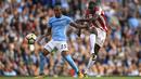 Pemain Manchester City, Fernandinho (kiri) mencetak satu gol untuk timnya saat melawan Stoke City apada pekan kedelapan Premier League di Etihad Stadium, Manchester, (14/10/2017). Manchester City menang telak 7-2. (Mike Egerton/PA via AP)