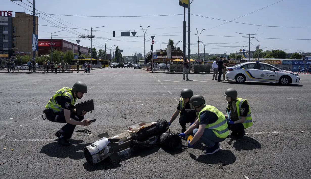 Puing-puing dari rudal yang diintersepsi jatuh di distrik pusat dan utara Kiev hari Senin pagi, mendarat di tengah-tengah lalu lintas di jalan kota. (AP Photo/Evgeniy Maloletka)