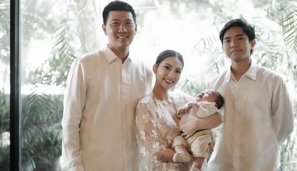 <p>Saat syukuran kehamilannya, ia terlihat mengenakan outer lace putih. Riasan minimalis mengenakan lipstik merah membalut wajah awet mudanya. Rambutnya dibiarkan terikat. (@nadsap)</p>