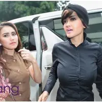 Ayu Ting Ting, Julia Perez dan Denny Cagur terseret dalam kasus Zaskia Gotik hina lambang Negara. Mereka bertiga baru saja menjadi saksi dan menjawab beberapa pertanyaan dari kepolisian. Selain mereka, pihak program dan Zaskia akan segera dipanggil o...