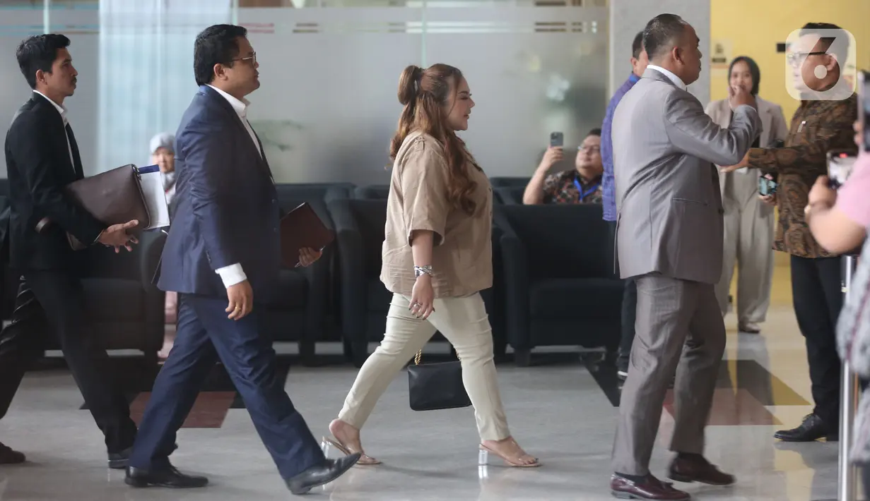 Setibanya di gedung KPK, Lisa Mariana langsung menuju ruang pemeriksaan sekitar pukul 11.35 WIB. (Liputan6.com/Helmi Fithriansyah)