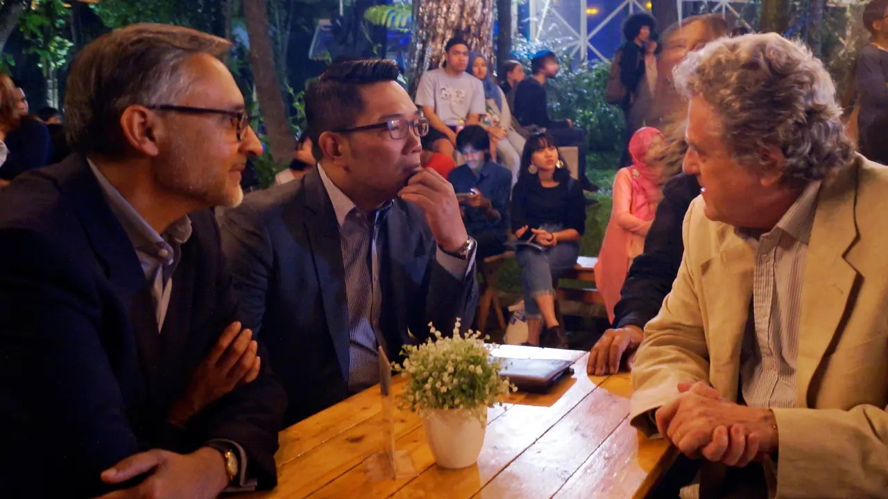 Dubes Inggris untuk Indonesia, Moazzam Malik bersama Wali Kota Bandung, Ridwan Kamil di acara pembukaan UK/ID di NuArt Gallery. (Dokumentasi British Council)