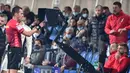 Wasit Marco Di Bello memeriksa VAR sebelum memberikan penalti pada pertandingan Liga Italia Serie A antara AC Milan dan Atalanta di Stadion Gewiss, Bergamo, Italia, 3 Oktober 2021. AC Milan menang 3-2 atas Atalanta. (MIGUEL MEDINA/AFP)