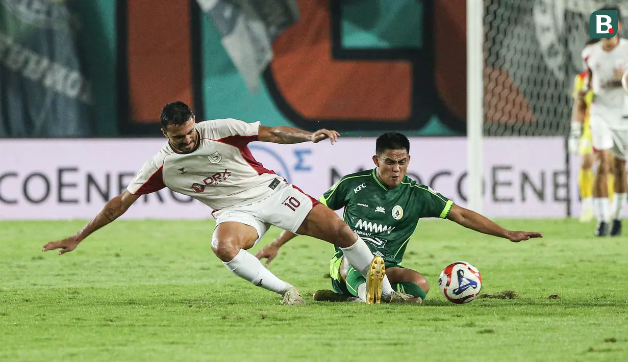 Pemain Garuda FC, Everton De Mendonca (kiri) berebut bola dengan pemain PSS Sleman, Iman Fathurohman dalam laga final Pegadaian Championship 2025/2026 di Stadion Maguwoharjo, Sleman, Yogyakarta, Sabtu (09/05/2026). (Bola.com/Abdul Aziz)