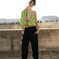 Emily Ratajkowski di show LOEWE Paris Fashion Week. Foto: Instagram.