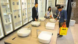 Pengunjung melihat produk kamar mandi Roca pada pameran Indobuildtech 2019 di ICE BSD City, Tangerang (20/3). Solusi perlengkapan kamar mandi ini menyuguhkan berbagai produk berkualitas yang ramah lingkungan dan berkelanjutan. (Liputan6.com/Angga Yuniar)