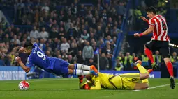 Pemain Chelseas Radamel Falcao terbang merebut bola dari kiper Southampton Maarten Stekelenburg  pada lanjutan Liga Premier Inggris di Stamford Bridge, Sabtu (3/10/2015). Chelsea kalah 1-3. Reuters / Paul Childs 