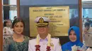 7 Potret Awkarin Tampil Anggun Berkebaya Navy Dampingi Sang Ayah dalam Pelantikan Jabatan Baru (credit: instagram.com/narinkovilda).