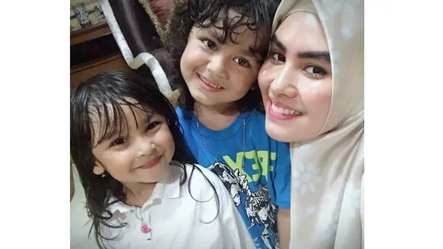 Jarang Terekspos, Ini 6 Potret Arjuna Anak Angkat Kartika Putri