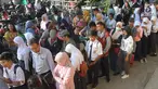 Antrean siswa dengan orangtua murid saat akan mengikuti seleksi Penerimaan Peserta Didik Baru (PPDB) di SMAN 1 Depok, Kota Depok, Jawa Barat, Selasa (18/6/2019). Sistem PPDB Jawa Barat berlangsung pada tanggal 17-22 Juni 2019. (Liputan6.com/Herman Zakharia)