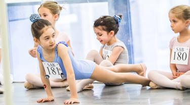 Penari balet cilik melakukan pemanasan sebelum mengikuti audisi di Sekolah Ballet Amerika (11/4/2016). Setiap anak berusia 6 sampai 10 tahun diundang untuk mengikuti audisi di Sekolah Balet Amerika. (AFP/Mark Sagliocco)