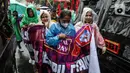 <p>Massa yang tergabung dari berbagai elemen masyarakat melakukan aksi damai dengan membentangkan poster di kawasan Monumen Nasional, Jakarta, Indonesia, Rabu (8/3/2023). Dalam aksi memperingati Hari Wanita Internasional, mereka menyerukan untuk melawan segala bentuk penindasan hak, perlindungan, menolak perkawinan anak serta menjamin kesehatan perempuan. (Liputan6.com/Johan Tallo)</p>