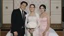 Dalam unggahan terbaru Yunita Siregar di Instagram pribadinya, Yunita Siregar tampak anggun mengenakan gaun pernikahan berwarna putih dengan detail elegan. Sang kakak dengan penuh kebanggaan menemani adiknya dalam momen bahagia pernikahan ini. Keduanya terlihat tersenyum hangat, mencerminkan hubungan kakak beradik yang begitu erat. (Liputan6.com/IG/@yunitasiregar)