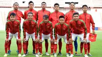 Para pemain Timnas Indonesia U-16 melakukan sesi foto sebelum melawan Timor Leste pada laga grup G Piala AFC U-16 di Stadion Rajamangala, Bangkok, Senin (18/9/2017). Timnas Indonesia U-16 menang 3-1. (Bola.com/PSSI)