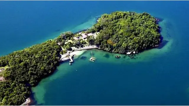 Courtesy Hollyscoop.com