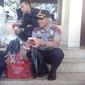 Kapolres Garut AKBP Budi Satria Wiguna bercengkrama dengan nenek  penjual kerupuk(Liputan6.com/Jayadi Supriadin)