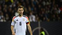 Bek Timnas Jerman, Joshua Kimmich, saat berlaga menghadapi Ukraina dalam laga uij coba internasional jelang Euro 2024. Pertandingan di Nuremberg, Jerman itu, bermain imbang tanpa gol (Tobias SCHWARZ / AFP)