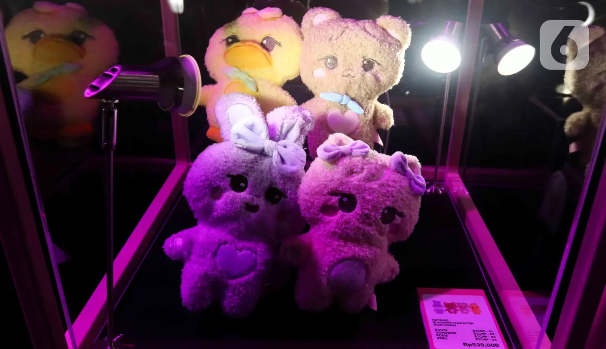 Boneka dipamerkan pada acara BLACKPINK In Your Area Pop-up Store and Exhibition di Senayan Park, Jakarta, Selasa (7/3/2023). Pameran pada 6 Maret - 6 April 2023 ini menampilkan sejumlah pakaian dan barang asli yang pernah digunakan oleh para member Blackpink untuk memeriahkan konser Born Pink di Jakarta akhir pekan mendatang. (Liputan6.com/Herman Zakharia)