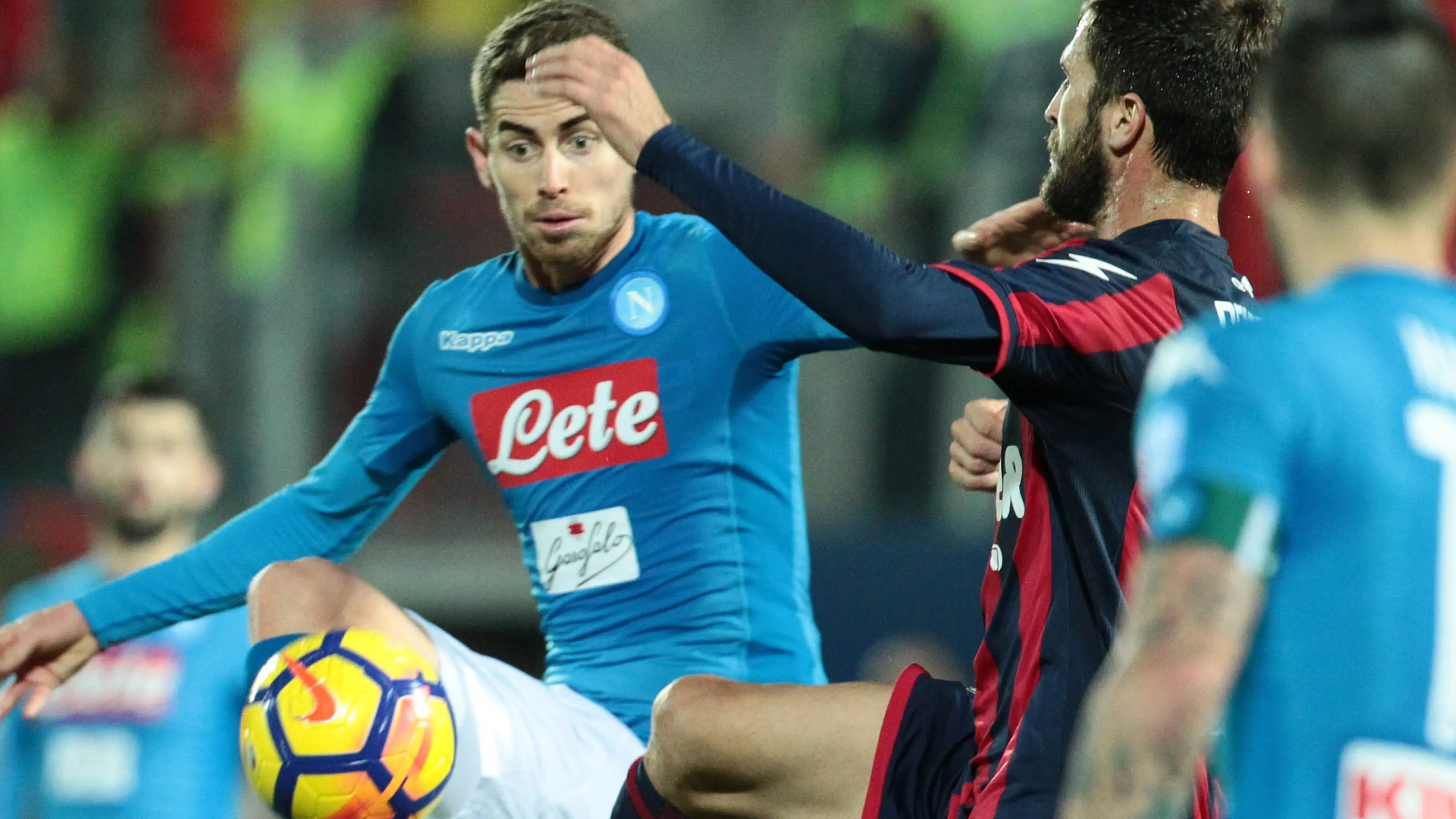 Gelandang Napoli, Jorginho, berusaha melewati gelandang Crotone, Andrea Barberis, pada laga Serie A Italia di Stadion Ezio Scida, Crotone, Jumat (29/12/2017)
 (AFP/Carlo Hermann)