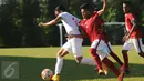 Pemain seleksi Timnas Indonesia U-19 berebut bola dengan pemain PON DKI Jaya saat laga uji coba kedua di NYTC Sawangan, Sabtu (6/8/2016). Pemain seleksi Timnas U-19 takluk dari PON DKI Jaya 0-1. (Liputan6.com/Helmi Fithriansyah)