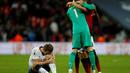 Ekspresi berbeda diantara kedua kubu pada laga lanjutan Premier League yang berlangsung di stadion Wembley, Inggris, Minggu (13/1). Man United menang atas Tottenham Hotspur 1-0. (AFP/Adrian Dennis)