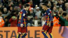 Striker Barcelona, Lionel Messi (kiri) merayakan gol bersama Neymar, pada pertandingan kontra Sevilla, di Estadio Camp Nou (28/2/2016). Messi mendapat kritikan dari eks Manajer Chelsea, Jose Mourinho.  (EPA/Alejandro Garcia)