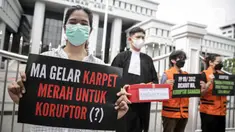 Aktivis ICW menggelar aksi di depan Gedung Mahkamah Agung, Jakarta, Senin (8/11/2021). Aksi ini buntut dari MA yang mengeluarkan putusan kabul atas permohonan uji materi terhadap PP 99 Tahun 2012 tentang Syarat dan Tata Cara Pelaksanaan Hak Warga Binaan Pemasyarakatan. (Liputan6.com/Faizal Fanani)