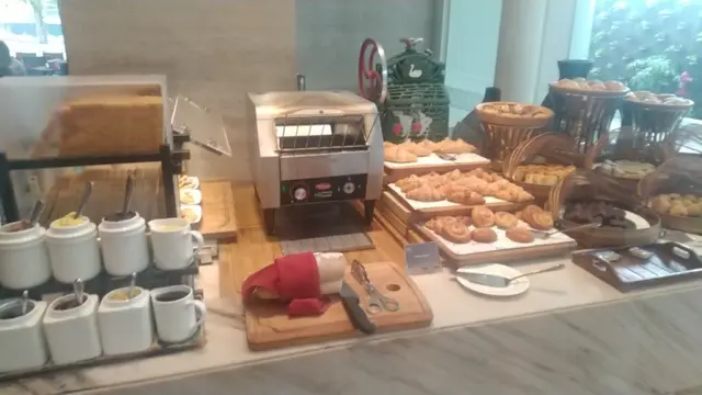 Breakfast Buffet Roti dan Kue di Hotel Santika Premiere Hayam Wuruk