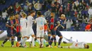 Pemain Paris Saint-Germain (PSG) bersitegang dengan pemain Marseille pada laga Ligue 1 di di Stade de France, Senin (14/9/2020). PSG takluk 0-1 dari Marseille. (AP Photo/Michel Euler)