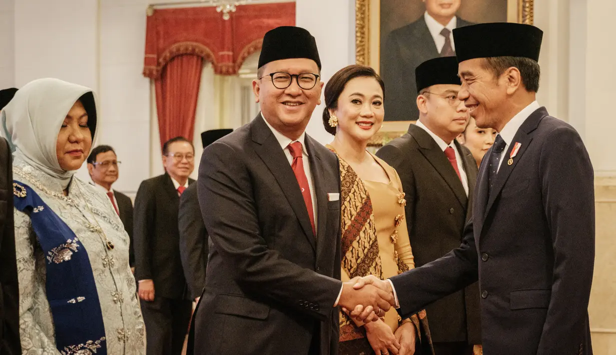 Presiden Joko Widodo (kanan) memberikan ucapan selamat kepada pejabat baru Kepala BKPM/Menteri Investasi Roslan Roeslani yang dilantik di Istana Negara, Jakarta, Senin (19/8/2024). (Yasuyoshi CHIBA / AFP)