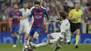 Lionel Messi mendapat adangan dari bek Real Madrid, Sergio Ramos dpada duel El Clasico di Santiago Bernabeu stadium, Madrid, Spanyol, Minggu, (23/4/2017). Barcelona menang 3-2.  (AP/Daniel Ochoa de Olza)