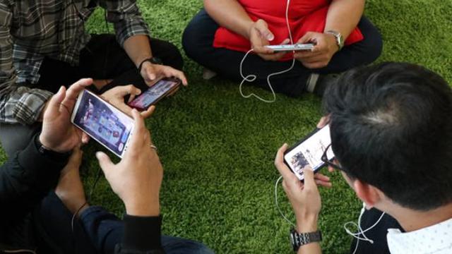 Ilustrasi main gim online di smartphone. Dok: Tri Indonesia