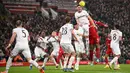 Gol kedua Liverpool tercipta pada menit ke-56 lewat tendangan Jones yang memanfaatkan servis Darwin Nunez. Umpan terobosan Nunez yang manis diselesaikan dengan penyelesaian akhir sempurna dari sudut sempit di sisi kiri. (Oli SCARFF/AFP)