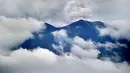 Pemandangan Gunung Agung terlihat dari kecamatan Kubu di Kabupaten Karangasem, Bali, Rabu (22/11). PVMBG belum berencana menaikkan status Gunung Agung dari siaga level III menjadi awas, meski erupsi dan mengeluarkan asap tebal. (SONNY TUMBELAKA/AFP)