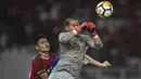 Kiper Timnas Indonesia, Andritany Ardhiyasa, menepis bola saat melawan Islandia pada laga persahabatan di SUGBK, Jakarta, Minggu (14/1/2018). Timnas Indonesia kalah 1-4 dari Islandia. (Bola.com/Vitalis Yogi Trisna)