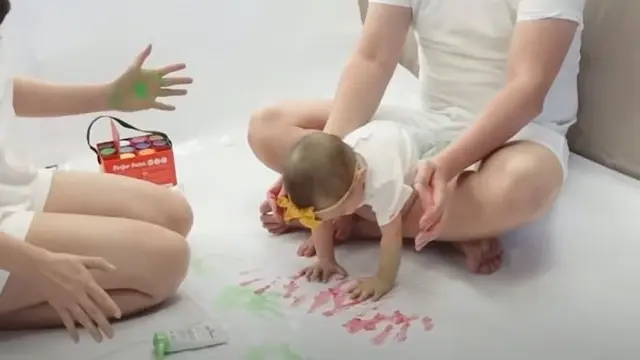 6 Momen Seru Claire Anak Shandy Aulia Main Finger Paint, Penuh Cat Bikin Gemas
