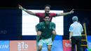 Moh. Zaki Ubaidillah menggendong Alwi Farhan setelah laga final nomor tunggal putra SEA Games 2025 di Thammasat University Rangsit Campus, Pathum Thani hari Minggu (14/12/2025). (Bola.com/Bagaskara Lazuardi)