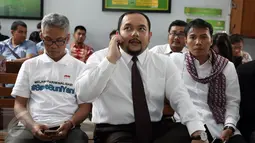 Tersangka dugaan kasus penyebaran informasi yang menimbulkan permusuhan berdasarkan SARA Buni Yani (kiri) bersama kuasa hukumnya usai mengajukan permohonan praperadilan di PN Jakarta Selatan, Senin (5/12). (Liputan6.com/Helmi Fithriansyah)