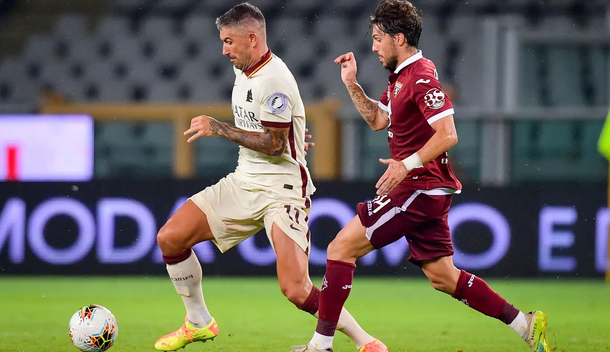 Bek AS Roma, Aleksandar Kolarov berebut bola dengan pemain depan Torino, Simone Verdi pada pekan ke-37 Liga Italia di stadion Grande Torino di Turin, Rabu (29/7/2020). AS Roma berhasil mengalahkan tuan rumah Torino 3-2 meski sempat tertinggal lebih dulu. (Fabio Ferrari/LaPresse via AP)